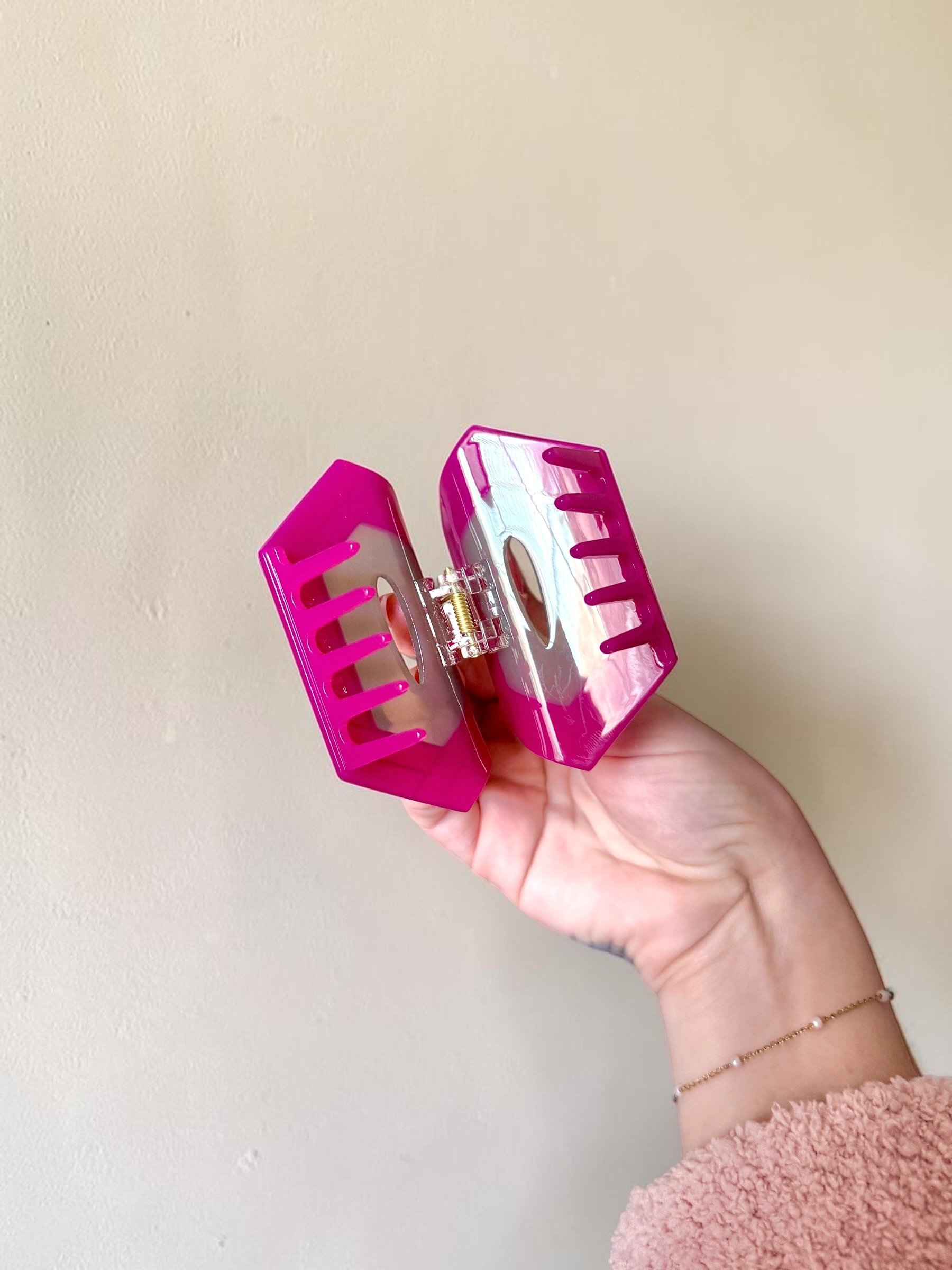 Giyu Hilt Hair Claw product image (2)