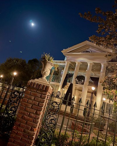 Love a big moon over Disneyland at night 

Nighttime Disney vibes hit different, especially around the Haunted Mansion 🏰

#di...