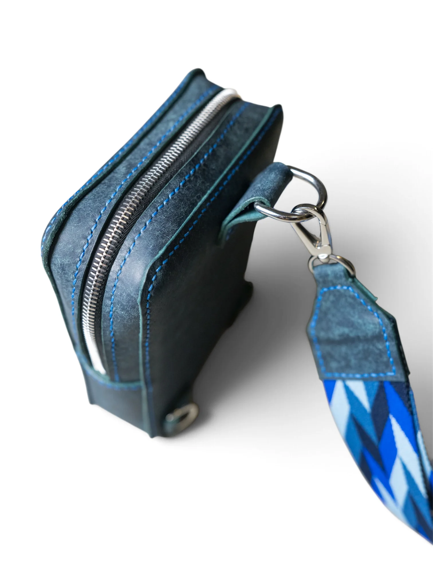 Pluto Slingbag product image (4)