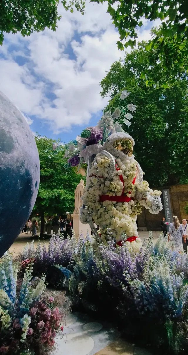 Absolutely stunning floral displays for the theme 'Out of this World' that combined celestial and mythology subjects that blew my mind! #ChelseaInBloom 