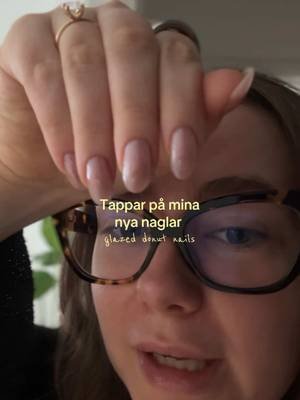 Månadens naglar är fixade och såklart betyder det att vi ska tappa lite 🧚🏼‍♀️  #asmrsvenska #asmrcommunity #triggerasmr #tappingasmr 
