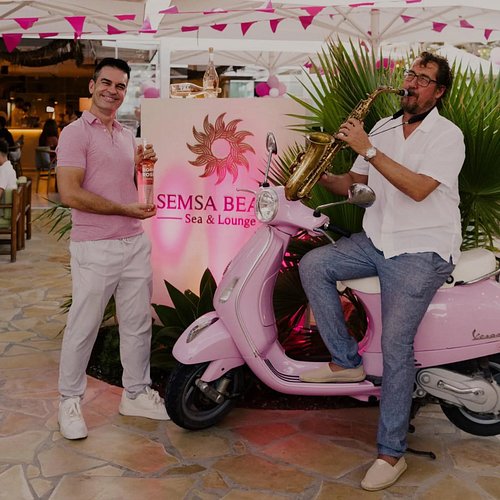 ¡Qué la música nunca deje de sonar y siempre nos acompañe! @semsabeach Calpe @alex_saxofonista & @joserodenas 🎧🎶🫶🏻🎷
.
.
.
.
....