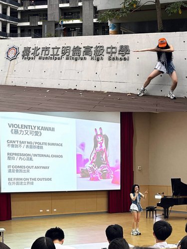 day 4: violently kawaii at 明倫
⠀⠀⠀⠀⠀⠀⠀⠀⠀⠀⠀⠀⠀
shared some stories from my album and turned the principal into a blueberry 🫐🤩 ha...