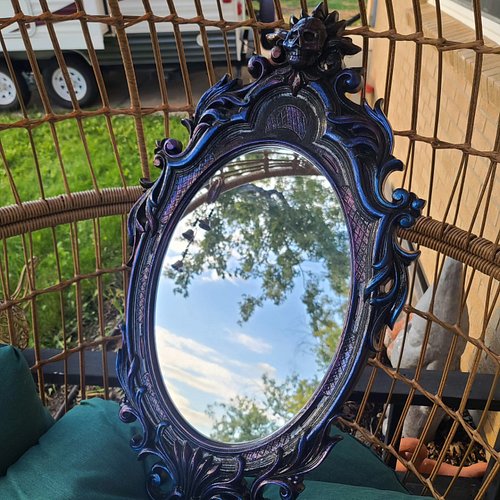 I refurbished this #Gothicmirror by sculpting the skull and painting the whole thing. It sold in 24 hours 😂 I might consider ...