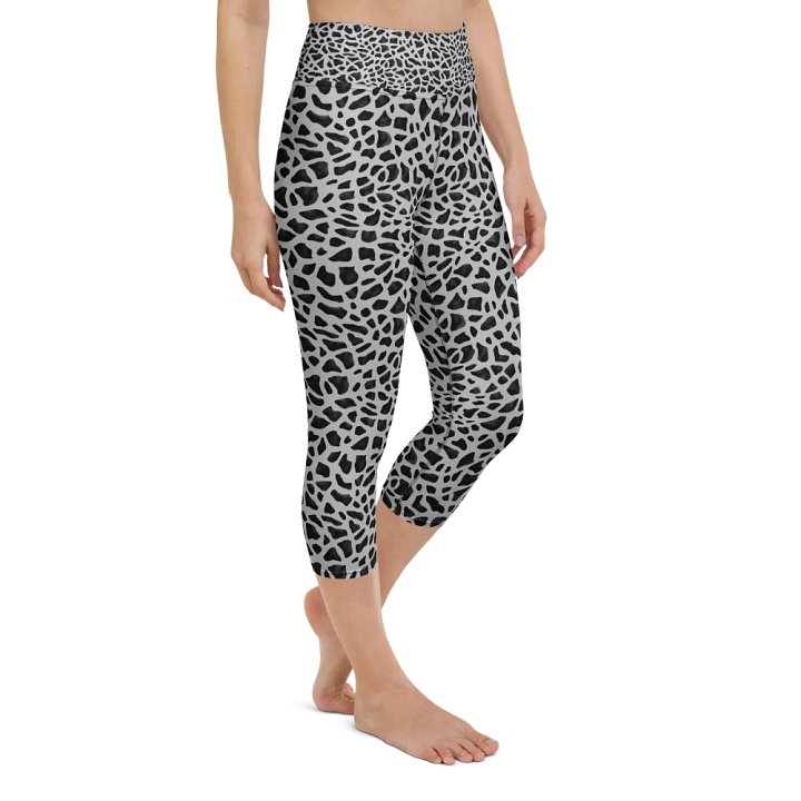 Giraffe Pattern Capri Leggings product image (2)