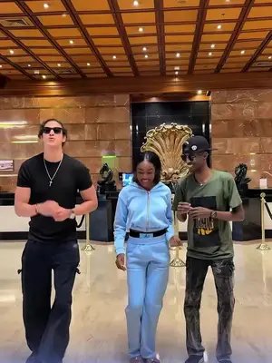 🇻🇪🤝 La musique, la solidarité et l’espoir réunis. Lors de sa mission humanitaire au Venezuela auprès des victimes du séisme, @iam__arianaa  a partagé un moment de joie et de fraternité avec le chanteur @jpaduany . Ensemble, ils ont dansé, offrant un sourire et un instant d’espoir à une population durement touchée. Au-delà de l’aide matérielle, ces gestes rappellent que la compassion, la culture et la musique peuvent aussi contribuer à redonner du courage. ❤️ Un beau moment d’humanité qui mérite d’être partagé. 🎥 Qu’en pensez-vous ? Laissez votre avis en commentaire. #NouPiPrew #ArianaMilagroLafond #JoanPaduany #Venezuela #Solidarité 