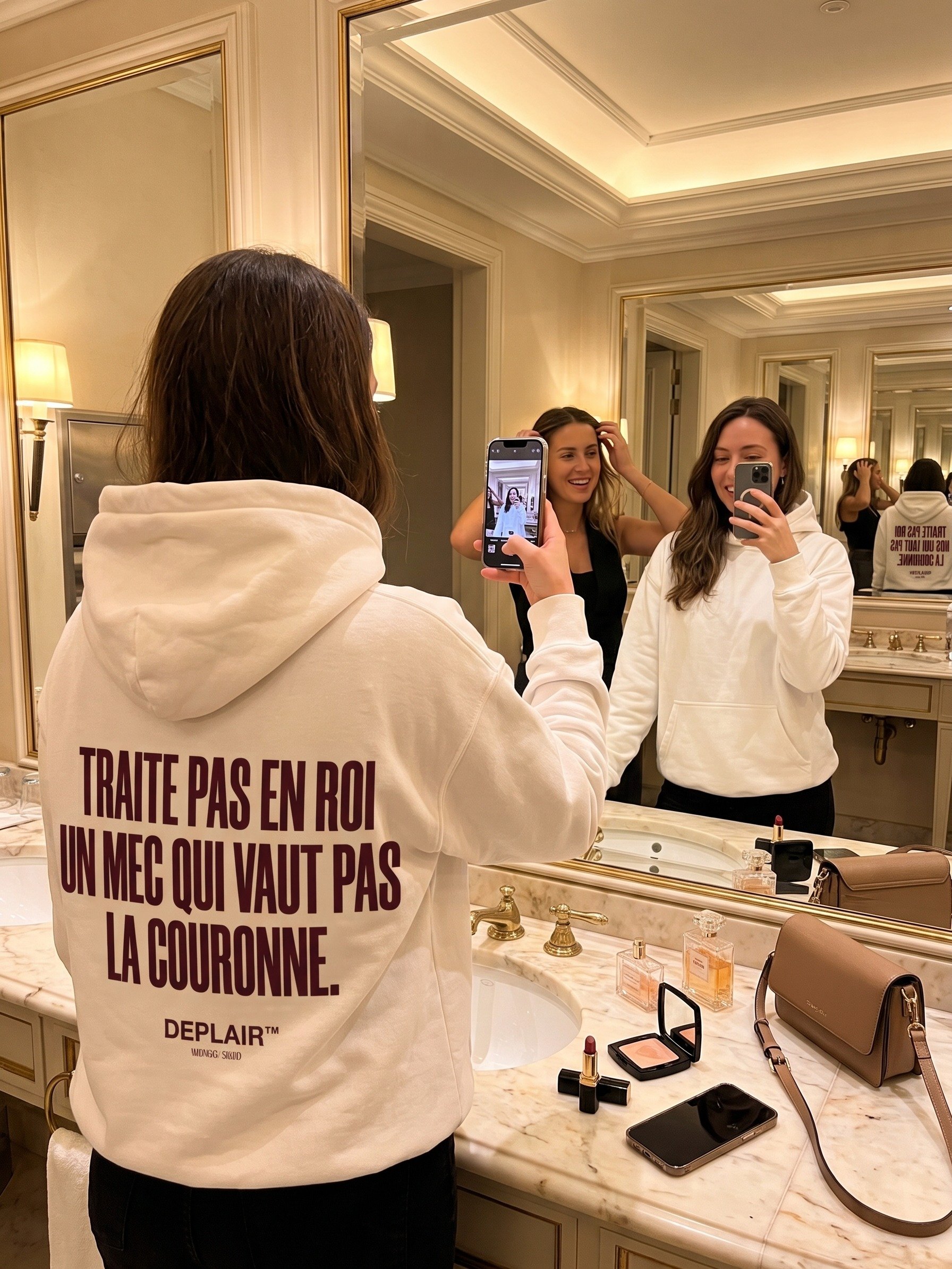 Traite pas en roi un mec qui vaut pas la couronne — Hoodie femme product image (5)