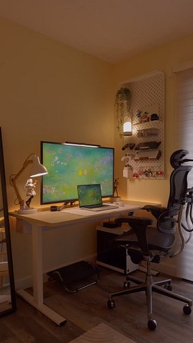 Happy Thursday all! 🙌 We’re almost through the week, any fun plans for the weekend?

🏷️: #desksetup #pcsetup #cozydesk conten...