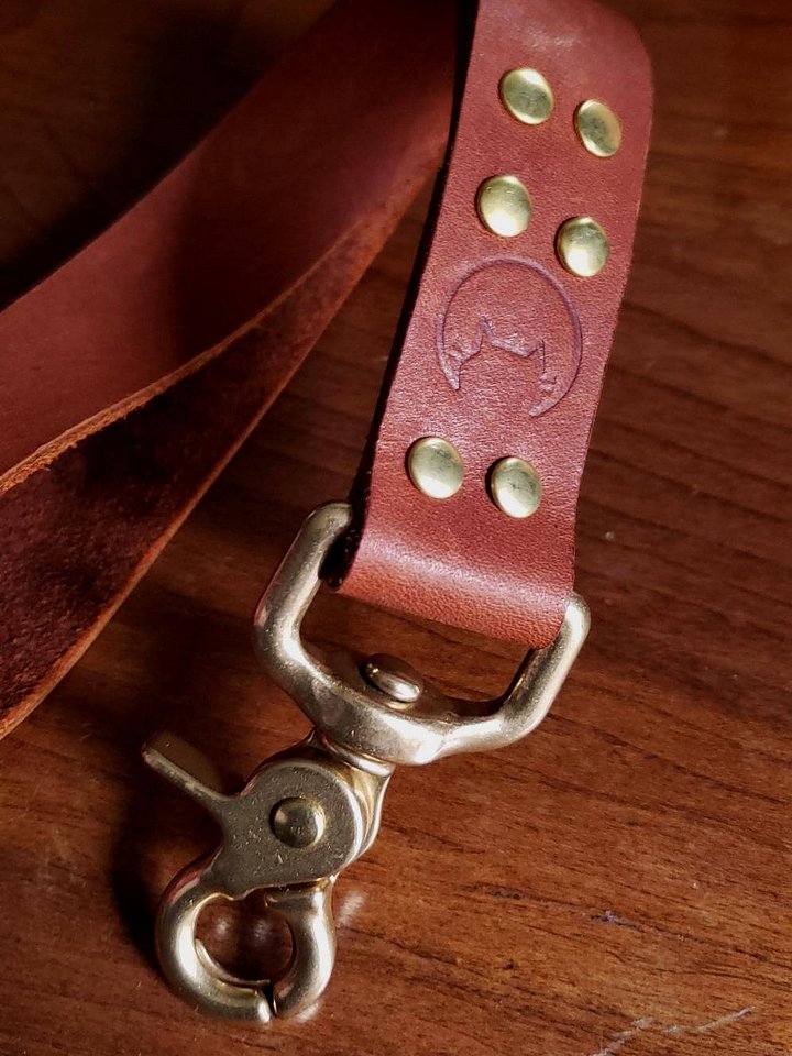 Brown & brass short lead product image (1)