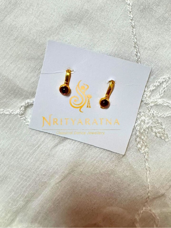 Single Kemp stone - Nose Pin product image (1)