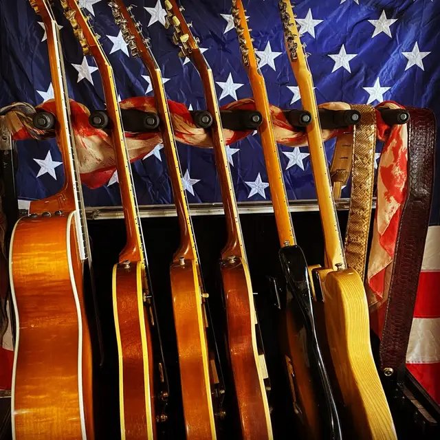 Happy 4th of July 🎈 Enjoy the day with good music, and great friends. Stay safe, celebrate loud, and keep rocking 🤘🏼 #FourthJuly #HappyIndependence #SouthernRock #KBB #4thofJuly @twowolfofficial