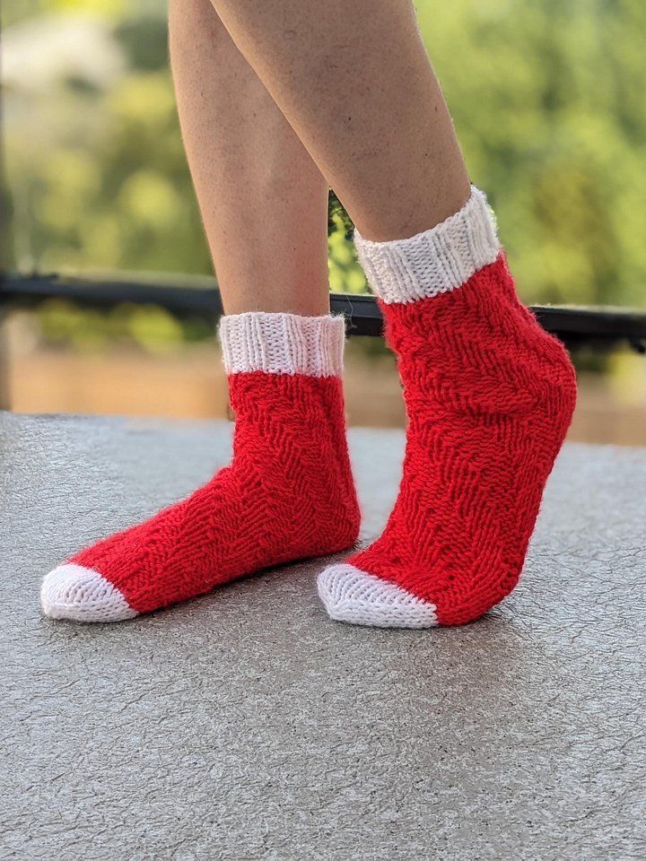 Knit Spiral No-Heel Christmas Socks Pattern product image (1)
