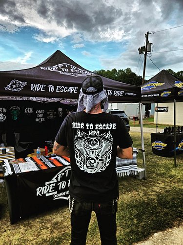 The homie Shane rockin' that fresh Twin Cam Flame tee at the Smokeout!!

Send pics of yourself rockin RTE merch to be feature...
