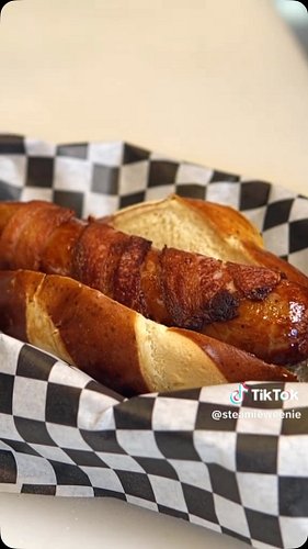 🏈Football is BACK!🏈
Grab a Tailgater and some Buffalo Fries for a perfect pregame treat!
#steamieweenie #tailgater #hotdogs