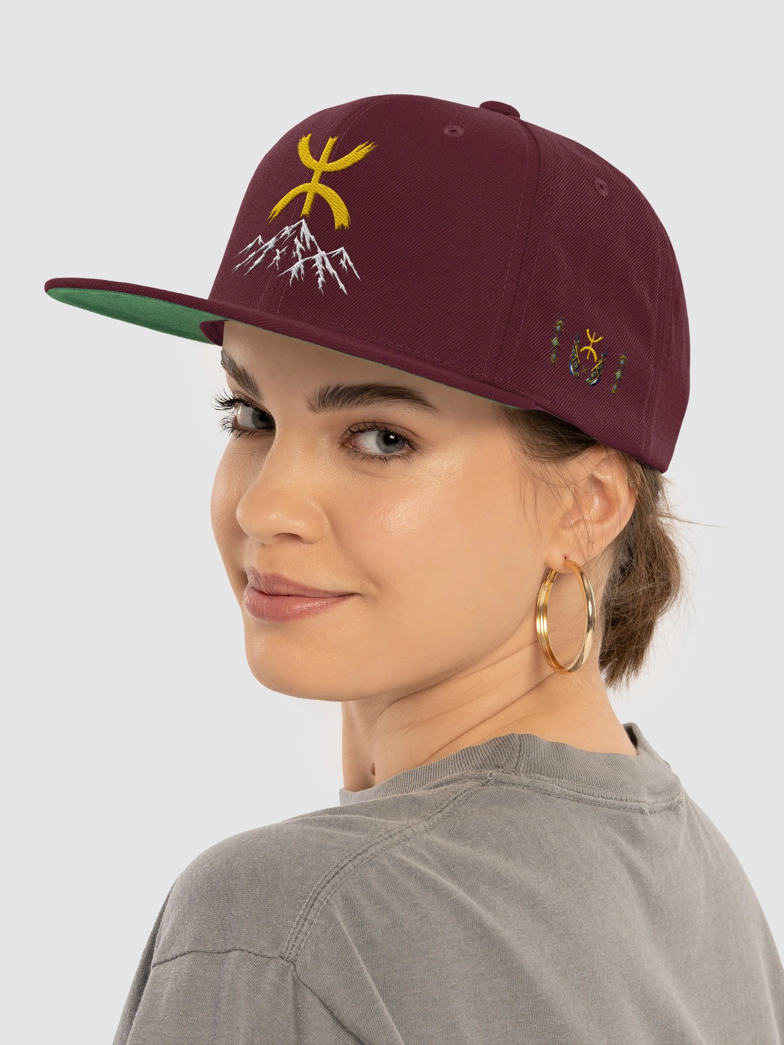 Amazigh Mountain Symbol Snapback – Casquette Yupoong au design berbère audacieux | Mazikna product image (1)