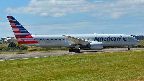 @americanair at @aucklandairport departing to @dfwairport as AA34.
.
.
.
.
#americanairlines #boeing787 #dreamliner #planespo...