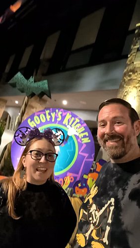 Goofy's Kitchen at the Disneyland Hotel is such a fun option if you're looking for character dining! You don't even need a Di...