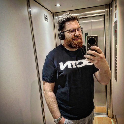 Říkal jsem si jestli to přidat nebo na a nakonec je to tu, další Trychtova výtahová selfie, která není o moc jiná než obvykle...