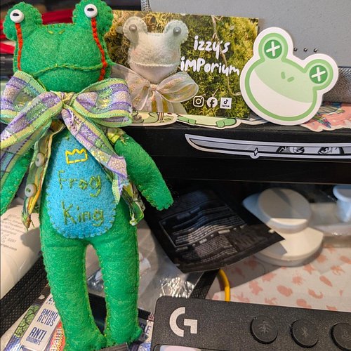 Hey #FrogArmy this is a wonderful commission I requested from @izzysimporium I absolutely love this little fellow! 

I am so ...