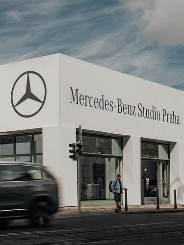 🤔 Kam v Praze? Pokud tě baví auta, tak rozhodně vyraž do #MercedesBenzStudioPraha v Galerii Mánes! Tři týdny, tři témata, dop...