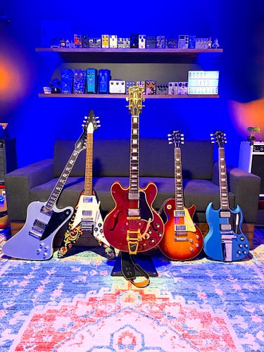 That’s a lotta humbuckers

#Gibson #Gibsunday #guitar #love
