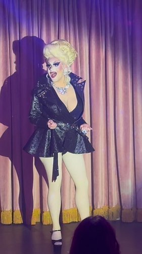 Flap Jack? In blonde??? 😱😱😱

My Dolly Parton tribute number from this Friday performing her cover of Shine! Heaven let your l...