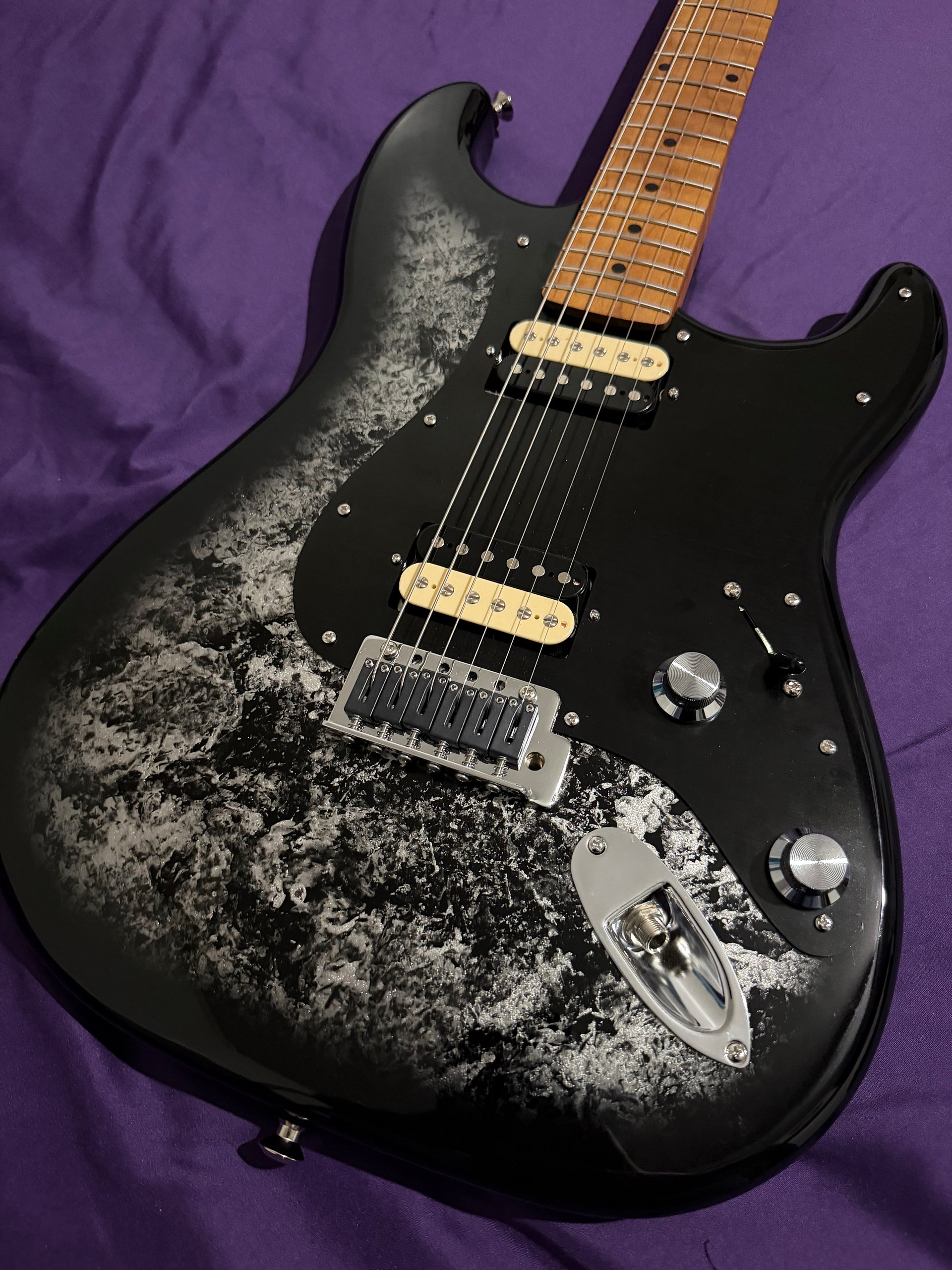 GD Guitars Super S – Black to Silver Foil Burst | HSH-86 GD Pickups Set | Roasted Flame Maple Neck | Roadrunner Case product image (1)