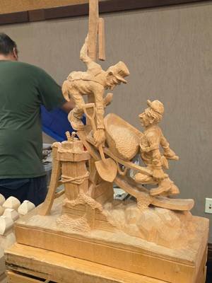 This is a Marv Kaisersatt carving, its absolutely amazing.  One piece of wood for the entire scene, the two men, wheel barrel,  ladder.  Absolutely unreal. #woodcarving #whittling #woodart #artgram #sculpture 