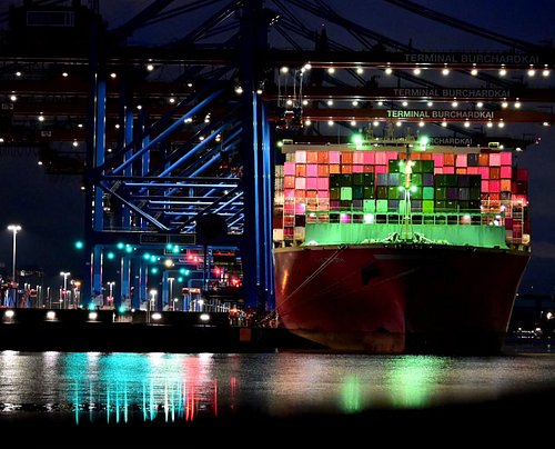 Port of Hamburg at night. #hamburg