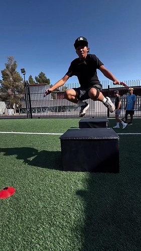 We’re moving different today 😂

Speed + agility done before 10AM.

Sport specific work in motion as we speak.

Then recovery,...