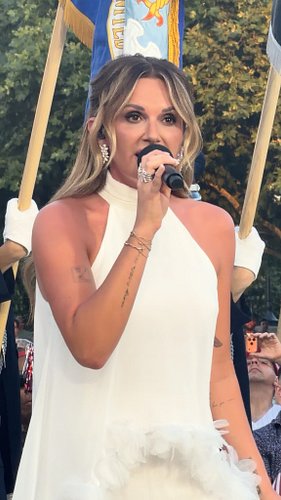 🇺🇸🇺🇸 The incredible @carlypearce  sings our National Anthem on the West Lawn of the US Capitol for A Capitol Fourth. 🇺🇸🇺🇸

#J...