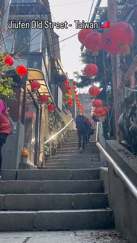 Stepped into a real-life Spirited Away last night… 🏮✨
Red lanterns everywhere, misty mountain air wrapping around me like a d...
