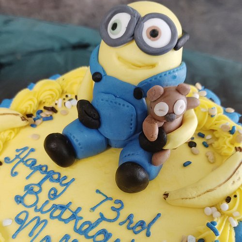 Minion cake for Molly! Open til 3 today! #minionbob #cakevixenssta