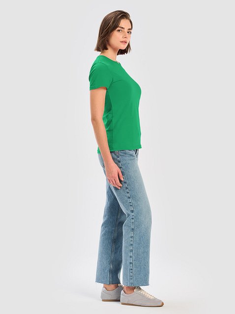 Photo showing Gildan Women's Basic Softstyle T-Shirt 