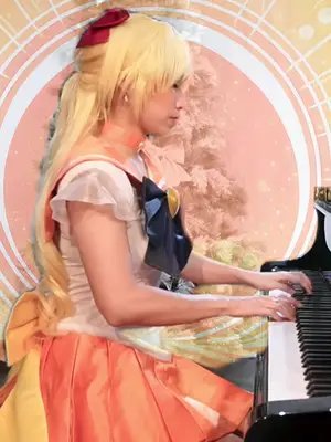 When you see a #cute #sailormoon #cosplay in Tokyo 🎹 full version is on my YouTube channel 🎥 #anime  #sailorvenus 