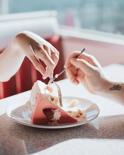 •
detail shots like this ✨️🍰🖤
•
#engagementring #ring #cake #engagementphotos #californiaphotographer
