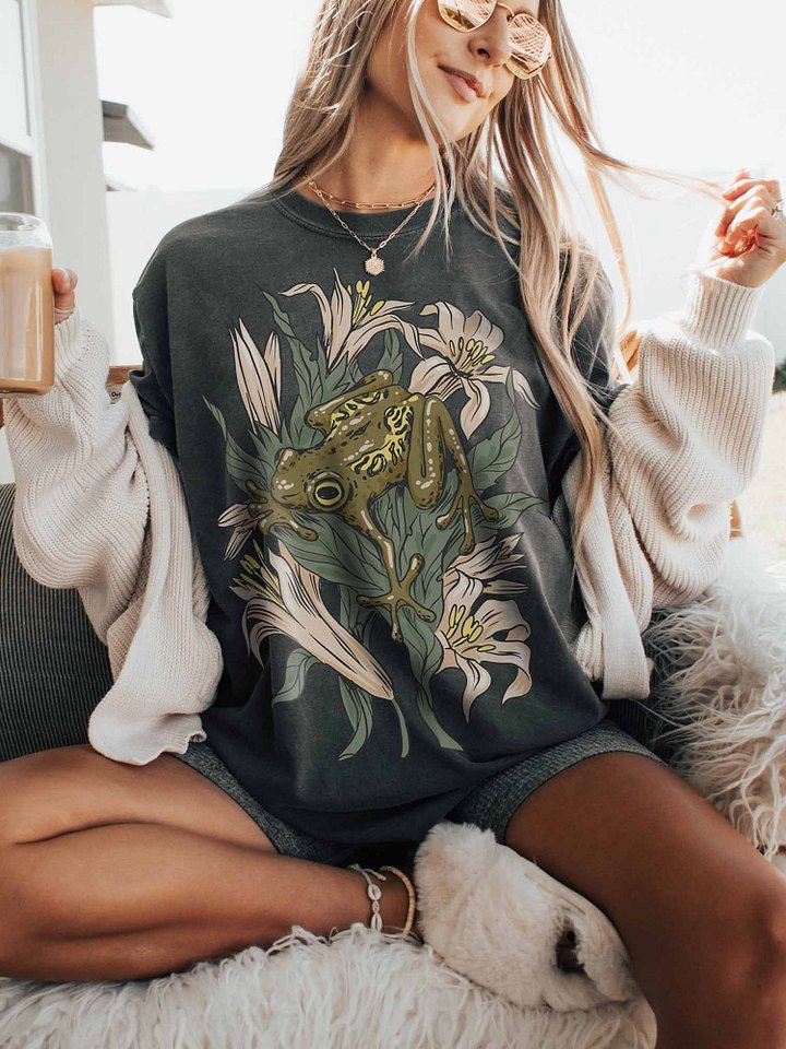 Cottagecore Frog Floral Shirt – Vintage Botanical Frog Tee, Whimsical Nature Aesthetic product image (2)