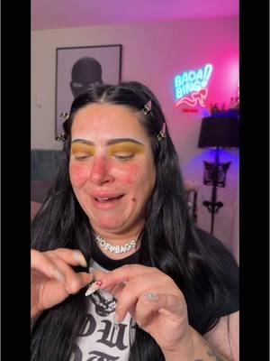Have a seat! Colorful eyeshadow is here to stay ✨ #browneyes #makeuptutorial #makeup #colorfulmakeup #tayloranngallo #altmakeup 