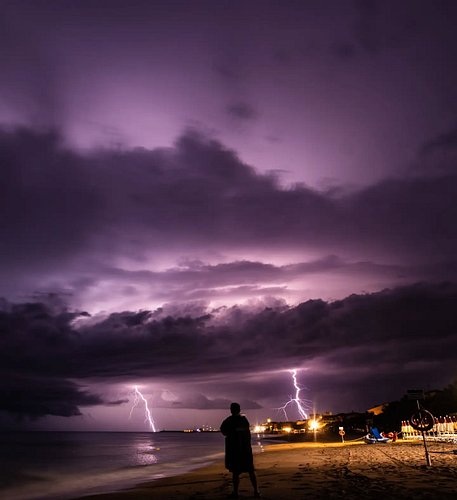 Je suis au centre de deux impacts ramifiés, eux-mêmes au cœur de l’orage, lui-même parfaitement aligné avec l’horizon, sous l...