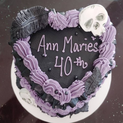 Vintage Heart cake inspired by Edgar Allan Poe with a little whimsy. #heartcake #edgarallanpoe #cakevixenssta