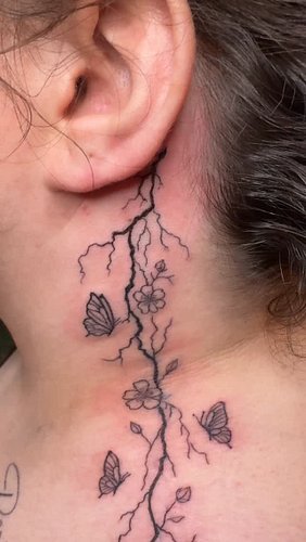 heavy neck flow 🦋⛈️ 
.
#NeckTattoo #LightningTattoo #auburn #Opelika #tattooartists