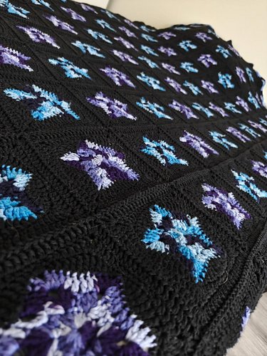 My biggest project of 2026 is officially FINISHED ✨🔥

This blanket was commissioned from me at the beginning of the year. It ...