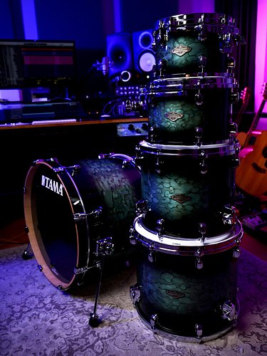 TAMA STARCLASSIC 🥰 kind of an impulse purchase.. YOLO. That finish is lush! Happy days. #tama #tamastarclassic #drums #spinli...
