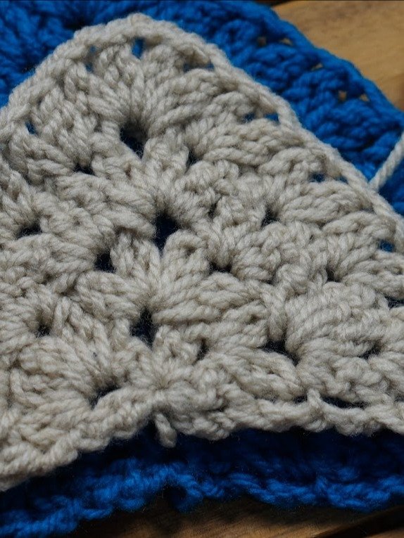 Double v stitch granny triangle crochet pattern product image (1)