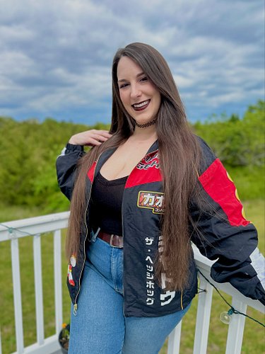 This heat wave got me feeling like it’s already summertime 🥵 how’s the weather by you?

Also, this jacket might be the cooles...