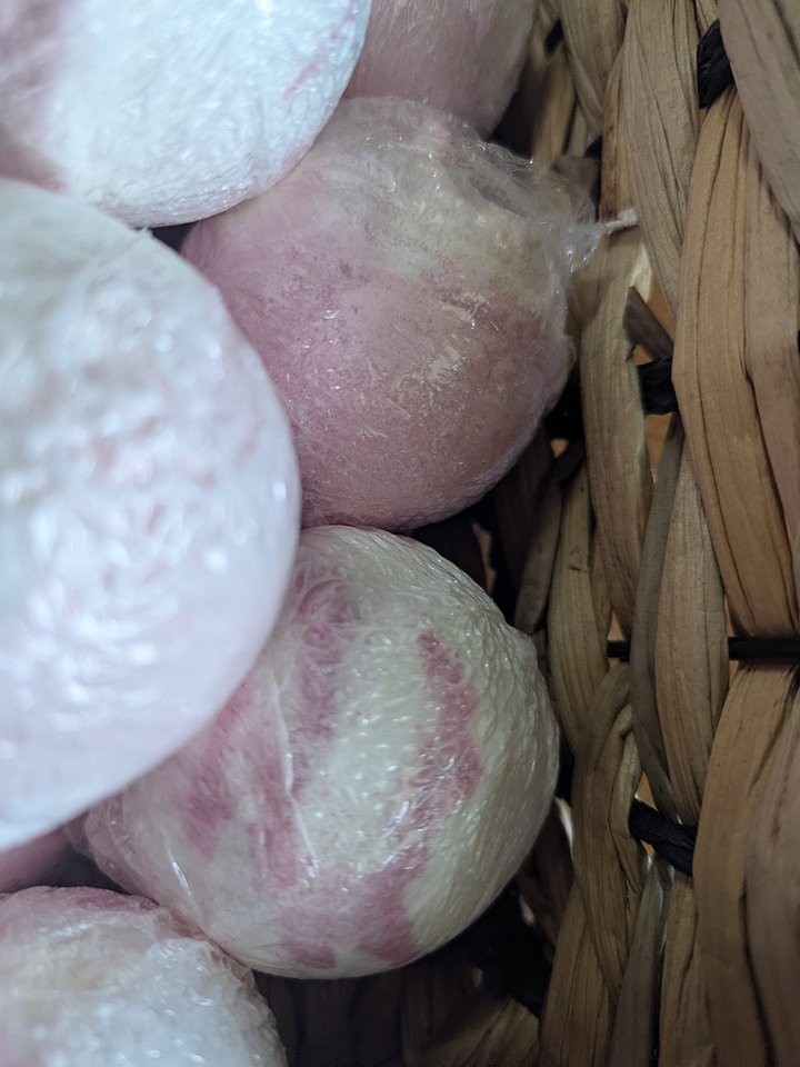 Rose petals bath bomb product image (2)