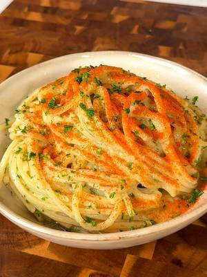 Garlic confit pasta 𝐅𝐔𝐋𝐋 𝐑𝐄𝐂𝐈𝐏𝐄 𝐎𝐍 𝐌𝐘 𝐁𝐋𝐎𝐆 𝐃𝐫𝐯𝐞𝐠𝐚𝐧𝐛𝐥𝐨𝐠 𝐝𝐨𝐭 𝐜𝐨𝐦 (𝐋𝐈𝐍𝐊 𝐈𝐍 𝐌𝐘 𝐁𝐈𝐎)  #pasta #simplerecipe #quickrecipes #vegan #easyrecipes 