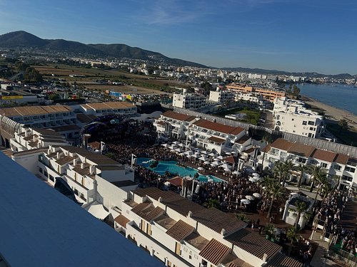 Cocktails watching the show at Ushuaïa ☀️😎🍸