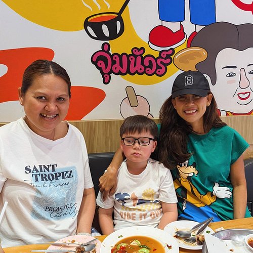 Sometimes the best meals are in the smallest places. 🇹🇭❤️

Isan lunch at Jaedang Samyan in Siam Square with Piyanut and one o...
