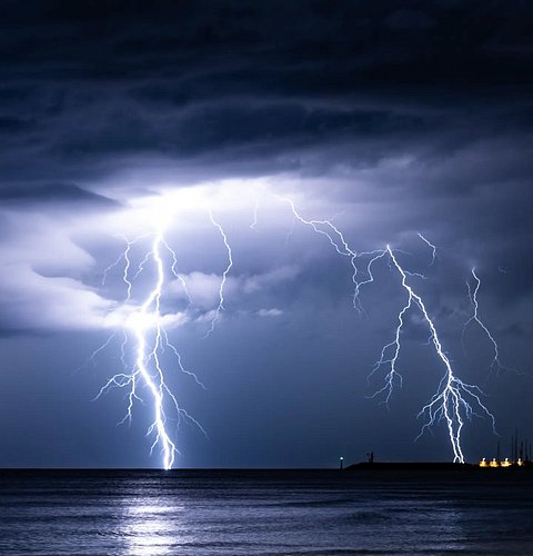 Déchirement céleste en Toscane il y a une semaine. De monstrueux impacts ramifiés ont littéralement tabassé la plage et un vi...